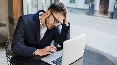 homem olha em computador.