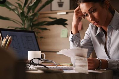 Foto de empresária observando grau de endividamento.
