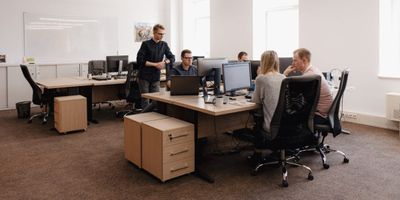 Foto de pessoas trabalhando em backoffice.