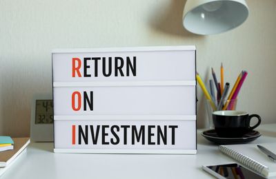 Foto de placa com o escrito: "return of investment".