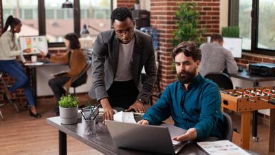 Foto de pessoas trabalhando em startup.
