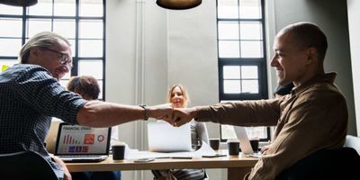 Foto de pessoas em startups fazendo merger and aquisition.