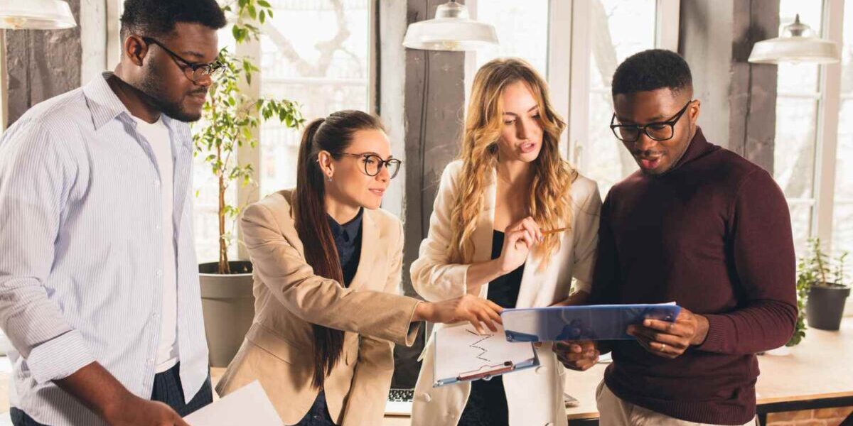 Foto de pessoas trabalhando em startup.