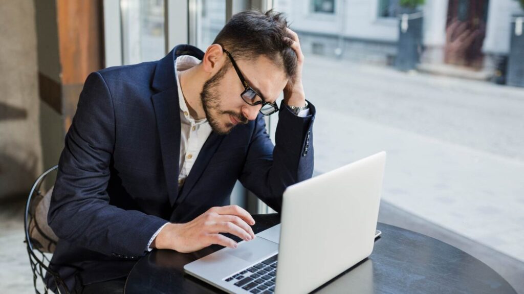 homem olha em computador.