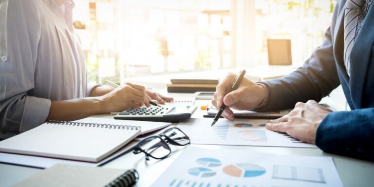 Foto de pessoas fazendo gestão financeira de startup